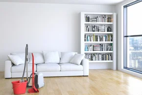 SAUBER + SCHONEND - nach Renovierung gereinigtes Wohnzimmer mit glänzendem Holzfußboden
